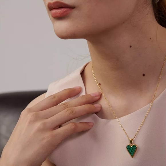 Perfect Natural Shell Heart Pendant Necklace - Picture 6 of 6